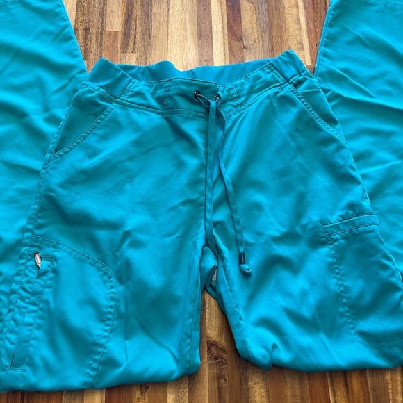 Grey’s Anatomy Women's Green Scrub Set - Picture 3 of 4